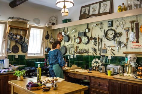 Provence Kitchen, Julia Child Kitchen, French Country Living Room, French Country Kitchen, Boho Kitchen, Reno Ideas, Chefs Kitchen, Julia Child, Kitchen Reno