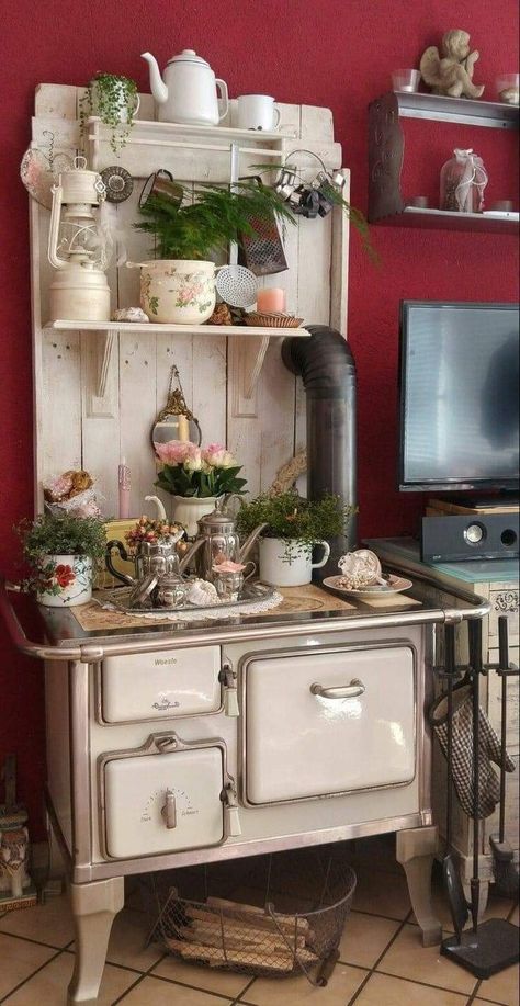 Alter Herd, Stove Decor, Antique Booth Displays, Old Stove, Vintage Stoves, Antique Stove, Cottage Kitchens, Primitive Furniture, Rustic Home Design