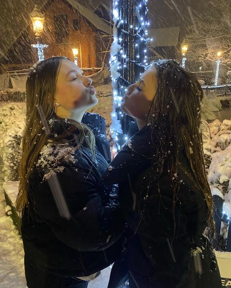 Christmas With Best Friend, Snow Pictures With Friends, Winter Picture Ideas For Friends, Things To Do In Winter With Friends, Winter Best Friend Pictures, Best Friend Pictures Winter, Winter With Friends, Bestie Christmas Photos, Sister Christmas Photoshoot