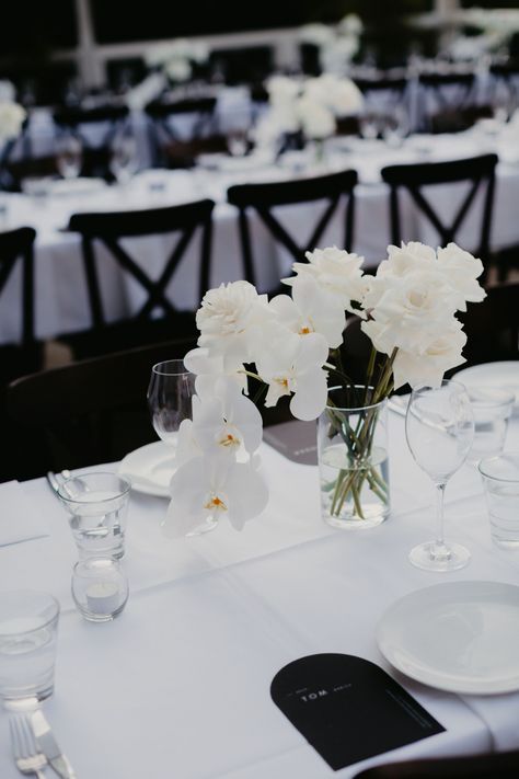 Minimalist Wedding Table Decor, Black And White Wedding Table, White Wedding Table Setting, Wedding Table Decor Ideas, White Wedding Table, Minimalist Wedding Table, Black And White Wedding Theme, Minimalist Wedding Decor, White Wedding Theme