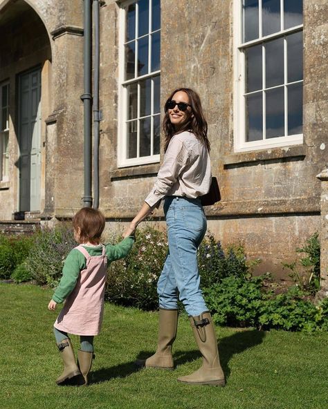 LE CHAMEAU on Instagram: “Like mother, like daughter. @louiseroe twins with little Honor in their Vierzon and Petite Vierzon boots, ideal for a long weekend in the…” Wellies Outfit, Le Chameau Wellies, British Country Style, Front Roe, Girls Rain Boots, Stylish People, Garden Boots, Louise Roe, 1st Wedding Anniversary