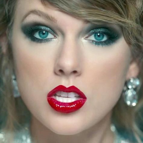 Taylor Swtift Taylor Swift Red Lipstick, Taylor Swift Eras Party, Era Makeup, Taylor Swift Eyes, Photo Of Taylor Swift, Taylor Swift Beautiful, Eye Close Up, Girls Lipstick, Dance It Out