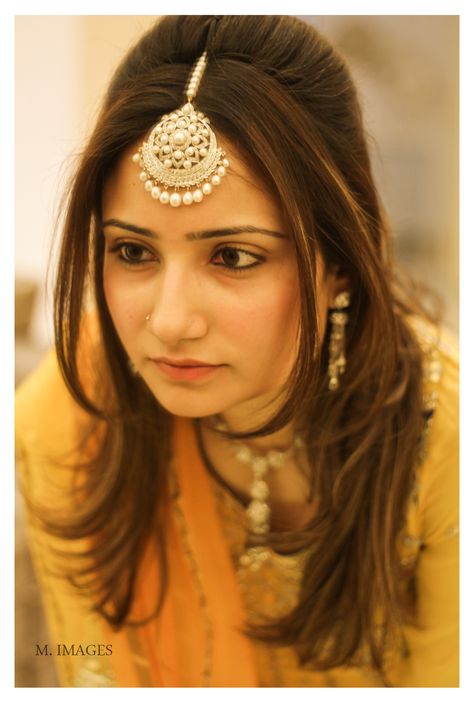 I *die* for that maang tikka! Tikka Hairstyle, Maang Tikka Design, Tika Jewelry, Tikka Designs, Tikka Jewelry, Bridal Tips, Indian Accessories, Indian Wedding Hairstyles, Headpiece Jewelry