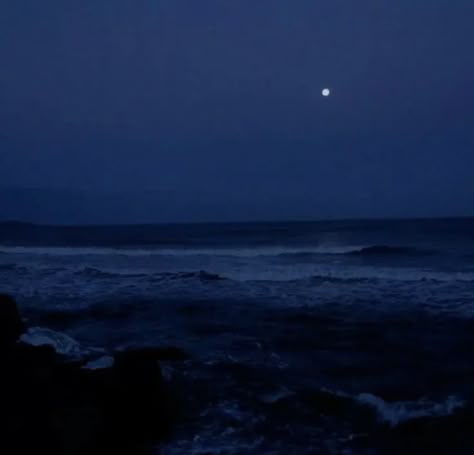 Blue Hour Photography, Dark Beach, Dark Ocean, Blue Aesthetic Dark, Everything Is Blue, Beach Night, Best Moments, Blue Hour, Foto Ideas Instagram