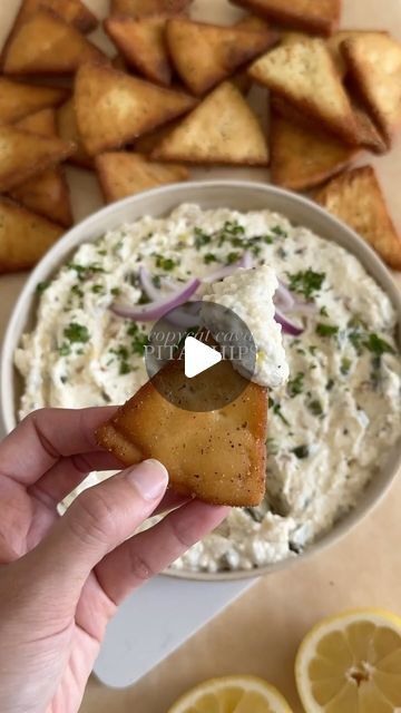 Hajar Larbah on Instagram: "copycat cava pita chips at home and even better 🤎 recipe up on the blog as always - link in bio!

#cava #recipe #pita #food #foodblog #recipe #easyrecipes #snack #cooking #foodie #foodstagram #instafood #yummy #eeeeats" Baked Pita Chips Recipe, Home Made Pita Chips, Toasted Pita Chips, Copycat Cava Pita Chips, Pita Chips From Pita Bread, Pita Chips Recipe, Pita Chips, Pita, Food Blog