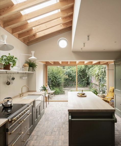 Extension Kitchen, Kitchen Natural, Kitchen Extensions, Victorian Terrace House, Side Extension, House Extension Design, London Home, English Design, Victorian Terrace