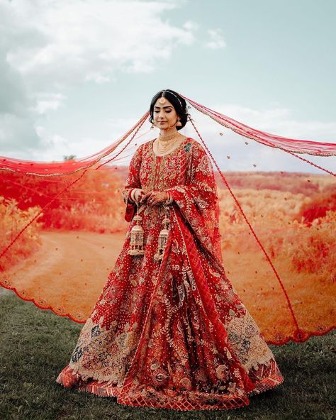 Rimple Harpreet, भारतीय दुल्हन संबंधी, Gold Lehenga, Bride Photos Poses, Bridal Lehenga Designs, Indian Bridal Photos, Punjabi Bride, Bride Photoshoot, Bridal Poses