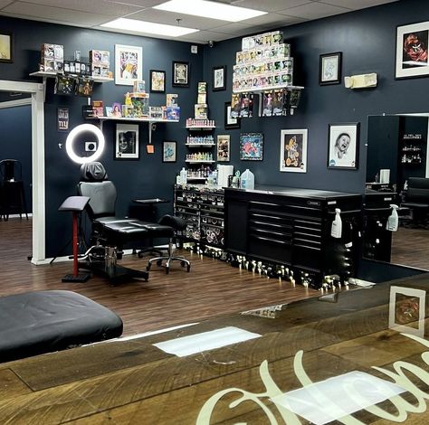 Tattoo Station Ideas, Tattoo Room Ideas, Room Tattoo, Tattoo Shop Interior, Studio Room Design, Tattoo Shop Decor, Tattoo Studio Interior, Dragon Tattoo Drawing, Tattoo Studio Design