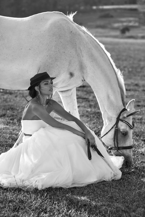 Equestrian Photoshoot, Horse Photoshoot Ideas, Equine Photography Poses, Horse Photography Poses, Inspiration Photoshoot, One Day Bridal, Horse Wedding, Horse Fashion, Horse Portrait