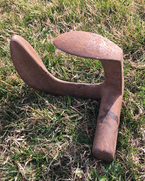 Antique Tools, Beer Bottle Opener, Old Tools, Primitive Decorating Country, Shoe Repair, Antique Cast Iron, Vintage Tools, Felt Applique, Carving Tools