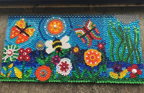 Plastic Bottle Cap Art Murals, Bottle Cap Mural, Bottle Top Art, Plastic Bottle Tops, Bottle Top Crafts, Bottle Cap Projects, Plastic Bottle Caps, Recycled Art Projects, Bottle Cap Art