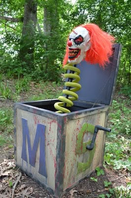 Shivers of Delight: Spooky Carnival in the Yard Scary Halloween Decorations Outdoor Diy, Clowns Halloween Decorations, Fun Diy Halloween Decorations, Haunted Carnival, Haunted Trail, Scary Halloween Decorations Outdoor, Dekorasi Halloween, Halloween Circus, Creepy Carnival