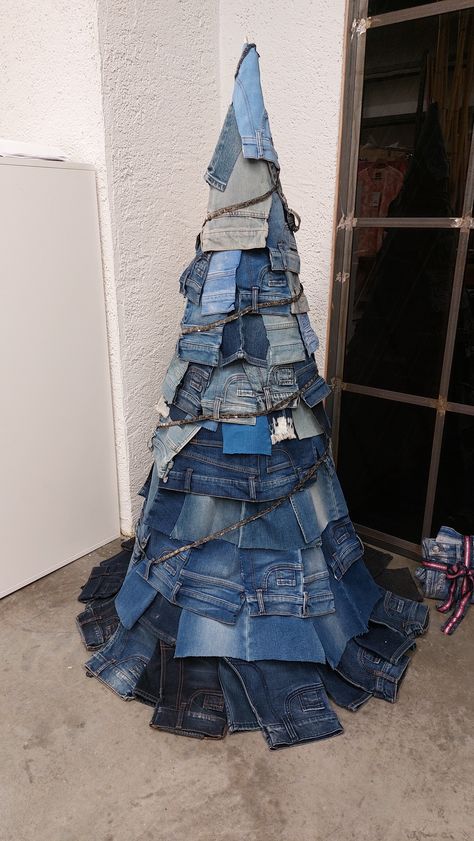 Denim Tree, Denim Christmas Tree, Denim Christmas, Apple Bottom Jeans, Blue Jeans Crafts, Jean Crafts, Apple Bottoms, Recycle Jeans, Art Bag