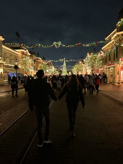 Disney World Date Night, Cute Couple Pics Disney, Disney World Couple Aesthetic, Disney Date Aesthetic, Disney World Couple Photos, Disneyland Date Aesthetic, Disneyland Couple Aesthetic, Disneyland With Boyfriend, Disneyland Boyfriend