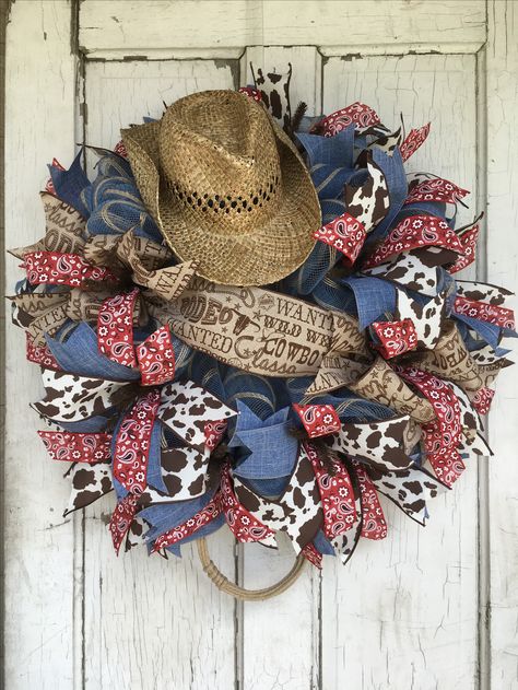 Wreath Ideas Deco Mesh, Everyday Wreaths For Front Door Diy, Cowboy Hat Wreath, Western Wreath Ideas, Cowboy Boot Wreath Diy, Western Style Wreaths, Cowboy Boot Wreath, Cowgirl Wreath Ideas, Western Wreaths Rustic