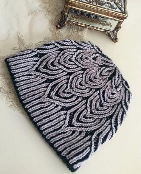 Two Color Brioche Knitting hat Brioche Crochet, Brioche Knit, Brioche Pattern, Brioche Knitting Patterns, Knitting Hacks, Brioche Knitting, Brioche Stitch, Knitting Patterns Free Sweater, Crochet Scarf Pattern Free