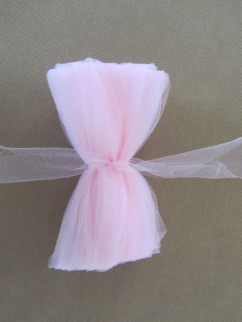 Diy Tulle Poms, Pompon Tulle, Tulle Projects, Tulle Pompoms, Make Pom Poms, Bow Making Tutorials, Tulle Decorations, Tulle Crafts, Diy Tulle