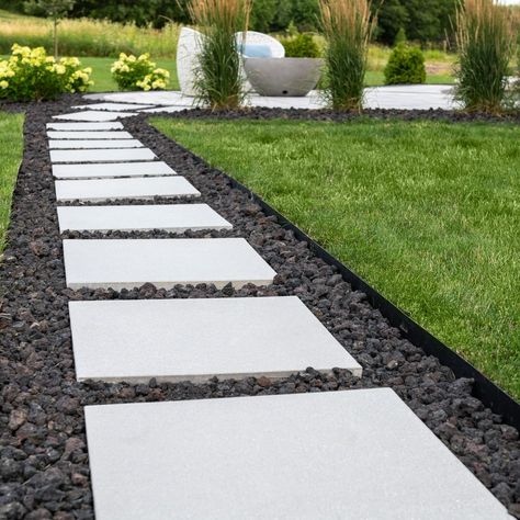 Large Backyard Paver Ideas, Side Of The House Pavers, Diy Large Pavers, Diy Large Concrete Pavers, Pavers On Side Of Driveway, Side Yard Pavers, Sidewalk Pavers Walkways, Paved Walkway Ideas, Large Pavers Walkway