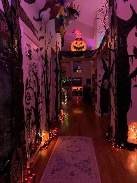 All Out Halloween Decorations, House Halloween Decorations Indoor, Summer Ween Aesthetic, Halloween Aesthetic 2000s, Halloween House Decorations Indoor, Halloween Decorations Theme Ideas, 2000 Halloween Aesthetic, Halloween House Party Aesthetic, Halloween Maximalism