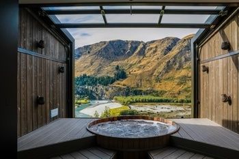 Dream Honeymoon Destinations, Honeymoon Tropical, Dream Holiday Destinations, Onsen Ryokan, Tub Deck, Tropical Honeymoon, Adventurous Honeymoon, Queenstown Wedding, New Zealand Trip