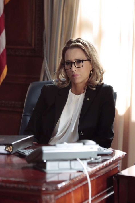 Presidential Aesthetic, Tia Leoni, Elizabeth Mccord, Téa Leoni, Madame Secretary, Tea Leoni, Secretary Outfits, Madam Secretary, Work Hair