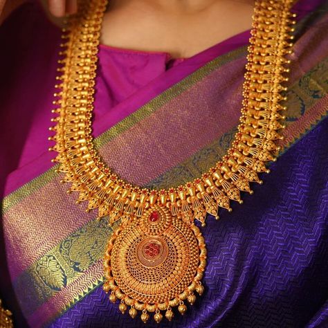 There are different types of haram to flaunt, this one is unique with its intricate designs that set you apart. The haram is embossed with red stones and has a nice & big pendant with golden droplets. Enjoy Rs.500 per sovereign on all gold jewellery throughout this year, 2022. #PothysSwarnaMahal #bridal #swarnalakshmiweddingcollection #wedding #weddingollection #antiquejewelry #jewerly #jewels #traditionaljewelry #jewelrylovers #ruby #jewel #harem #choker #necklace Gold Haram Designs, Ruby Jewel, Big Pendant, Gold Bridal Necklace, 22k Gold Jewelry, Red Stones, Gold Mangalsutra, Indian Jewellery Design Earrings, Gold Bride Jewelry