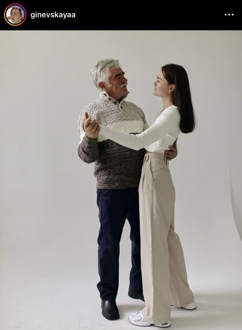 Father Daughter Poses, Father Daughter Photos, Family Photo Studio, Family Portrait Poses, Family Picture Poses, Mother Daughter Photography, Family Photo Pose, Photoshoot Studio, Grad Pics