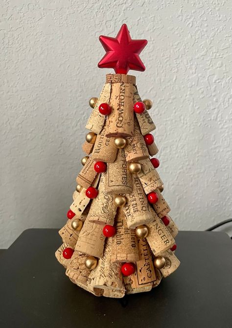 Tibbs Eve, Christmas Tree Corks, Cork Xmas Tree, Christmas Tree Made From Wine Corks, Diy Christmas Ornaments Using Wine Corks, Wine Cork Tree, Cork Christmas Tree, Wine Cork Christmas, Wine Cork Crafts Christmas