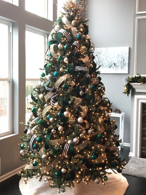 Christmas Tree Colour Scheme, Green Christmas Decorations, Green Christmas Tree Decorations, Christmas Tree Decorating Ideas, White Christmas Tree Ideas, Tree Decorating Ideas, Diy Christmas Tree Topper, Christmas Tree Decorating, Flocked Christmas Trees Decorated