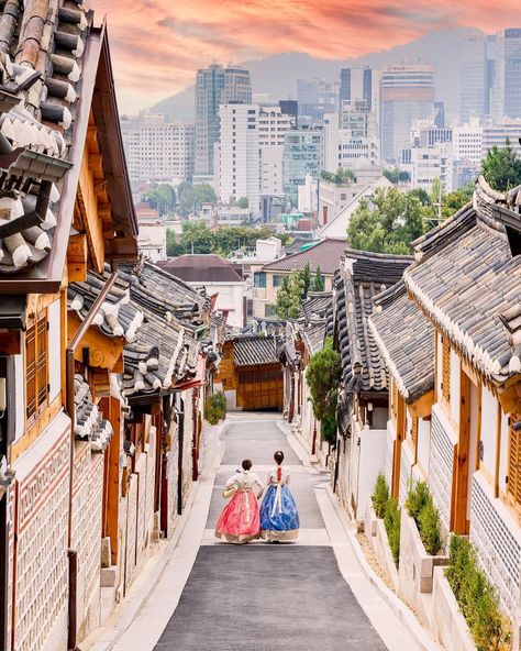 Loïc Lagarde shared a photo on Instagram: “🇰🇷[FR] Ce week-end je vous emmène à Seoul en Corée du Sud! J’y étais il y a deux ans déjà. Il était…” • See 1,527 photos and videos on their profile. Korean Town, Korea Wallpaper, Korean Traditional, Week End, South Korea, Seoul, Travel Destinations, Places To Go, A Photo