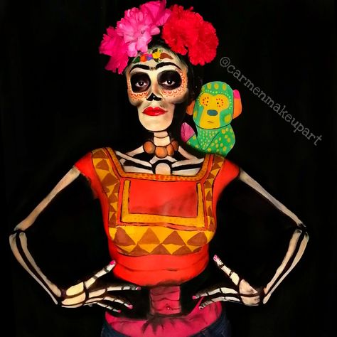 Maquillaje de frida khalo de la pelicula de coco Coco Makeup Disney, Coco Costume, Frida Kahlo Tattoos, Halloween Maquillaje, Day Of The Dead Party, Mexican Party Theme, Halloween Costumes Makeup, Halloween Makeup Looks, Halloween Make Up