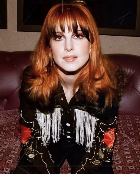 Red Hair Hayley Williams, Hayley Williams Fringe, Orange Black And Blonde Hair, Hayley Williams Hair 2023, Red Hair Blonde Tips, Ginger Hair With Black Tips, Hailey Williams Hair, Hayley Williams Haircut, Goth Hair Color Ideas