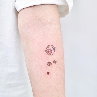 Sea friends 🐚 Cute Quirky Tattoos, Clam Shell Tattoo, Nemo Tattoo, Pearl Tattoo, Shell Tattoo, Starfish Tattoo, Seashell Tattoos, Cute Simple Tattoos, Shell Tattoos