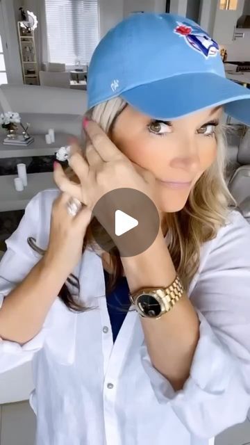 Jill Armstrong / Life & Style on Instagram: "A little must know hat trick. I really like ball caps and wear them quite often. When we go to see our favourite teams, caps are fun, however, It is difficult to find the right fit. They are all so short on
the sides that it looks funny to wear your hair down.  I am pretty fussy about my hats so I thought I would share my trick for finding a great fitting ball cap for the game or just a bad hair day. We all have them 😉❤️

#trending #explore 
#fashiontricks #fashionhacks #trythishack #styletrick #stylehack #trend #hack #foryou #fashionover40 #styleover40 #lifeandstylej" How To Wear Caps Women, How To Wear A Ball Cap Women, Ball Cap Outfits For Women, How To Wear A Trucker Hat Women, Baseball Hat Short Hair, How To Wear A Baseball Hat Women, Short Hair Baseball Cap Style, How To Wear A Baseball Hat, Ball Cap Hairstyles