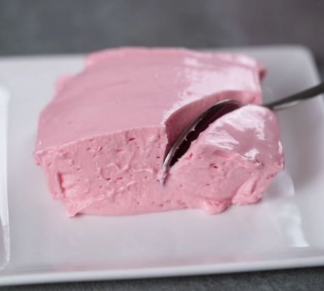 How To Make A Strawberry Jello Dessert Strawberry Jello Dessert, Inexpensive Desserts, Strawberry Jello Salad, Lime Jello Salads, Recipes With Cool Whip, Jello Mold Recipes, Strawberry Fluff, Jello Dessert, Strawberry Pudding