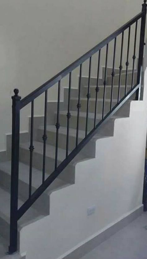 Stairs Relling Design Iron, Stair Iron Railing Ideas, Metal Staircase Railing, Indoor Stair Railing, درابزين السلم, Indian House Exterior Design, Modern Window Grill, Balcony Glass Design, Steel Railing Design