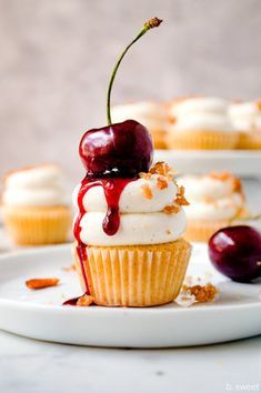 Cherry Pie Cupcakes, Cupcake Photography, Sweet Cherry Pie, Food Photography Dessert, Pie Cupcakes, Butter Cupcakes, Dessert Photography, Sweet Cherries, Cute Desserts