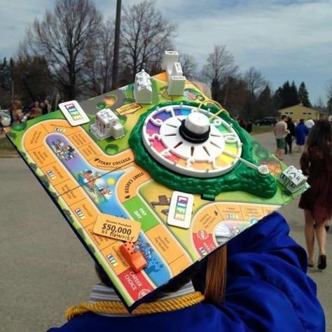 30 Graduation Caps That Are Borderline Genius Degree Cap, College Graduation Cap Ideas, Funny Graduation Caps, Cap Decoration Ideas, Creative Graduation Caps, Grad Hats, College Grad Cap Ideas, Graduation Hats, Grad Cap Decorated