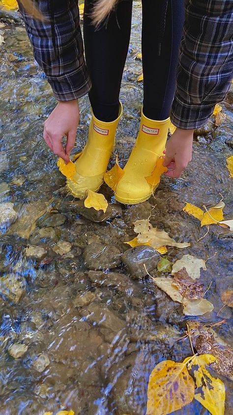 Yellow Rain Boots Aesthetic, Rain Shoes Outfit, Rubber Boots Aesthetic, Rainboot Outfits Spring, Rainboots Outfit Fall, Yellow Rain Boots Outfit, Yellow Hunter Boots Outfit, Rain Boots Aesthetic, Yellow Hunter Boots