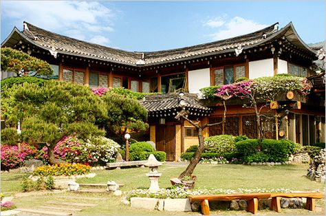 Hanok House Aesthetic, Modern Hanok House Exterior, Modern Hanok House, Hanok House Korean Traditional, Korean Hanok House, Old Korean House, Korea Traditional House, Asian Style House, Korean Interior Design