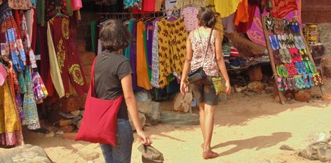 Travellers Guide to What to wear in India - By an Indian Expert Travel Outfit India Casual, India Packing List Woman, Outfits For India Travel, India Travel Outfit Woman, Delhi Outfits, What To Wear India, Wardrobe India, What To Wear In India, India Packing List