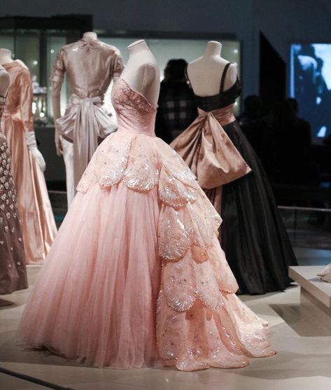 Chanel Dress Gowns, Victorian Era Dresses, Christian Dior Dress, Dior Dresses, Dior Gown, Royal Ontario Museum, Arts Magazine, Dior Dress, Prom Dresses Vintage