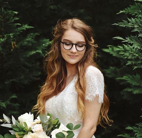 Bride with glasses Wedding Makeup With Glasses, Makeup With Glasses, Bride With Glasses, Wedding Hairstyles And Makeup, Simple Beach Wedding, Wedding Eye Makeup, Hairstyles With Glasses, Wedding Hairstyles Bride, Glasses Makeup