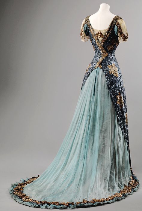 tumblr_nxeihi2h0w1qa70eyo2_540 Old Dresses, Antique Dress, Vintage Gowns, فستان سهرة, Vestidos Vintage, Edwardian Fashion, Gala Dresses, Historical Dresses, Moda Vintage