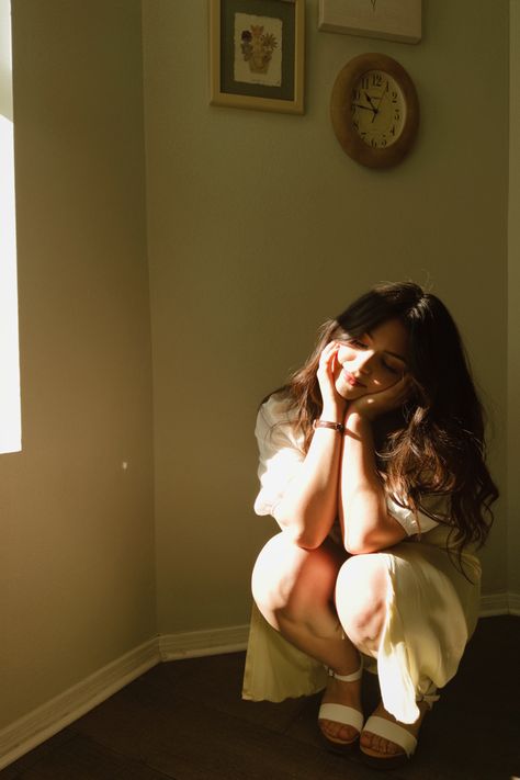 Woman Relaxing Photography, Golden Hour Photoshoot At Home, Sunlight Photography Portraits, Poses In Sunlight, Sunlight On Face, Direct Sunlight Photography, Golden Hour Poses, Sunlight Photoshoot, Couch Painting