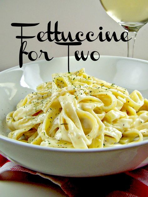 Olla-Podrida: Fettuccine Alfredo for Two Food For 2 People Meals Easy Recipes, Small Batch Dinner Recipes, Alfredo For Two, Fetuchini Alfredo, Cooking For 2, Fettuccini Alfredo, Batch Meals, Single Serve Meals, Supper Tonight