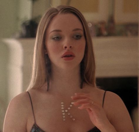 Mean Girls Outfits, Karen Smith, Amanda Seyfried, Mean Girls, Aesthetic Pictures, Girl Outfits, Beauty