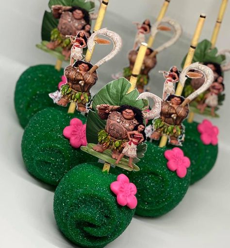 A classic spin on Moana inspired treats! Gorgeous Candy Apples with the Te Fiti Swirl and fondant hibiscus flowers add the perfect embellishments to enhance your dessert table! Moana Candy Apples, Moana Party Treats, Moana Dessert Table Ideas, Moana Candy Table Ideas, Moana Treat Table, Moana Birthday Treats, Moana Desserts, Moana Treats Ideas, Moana Dessert Table