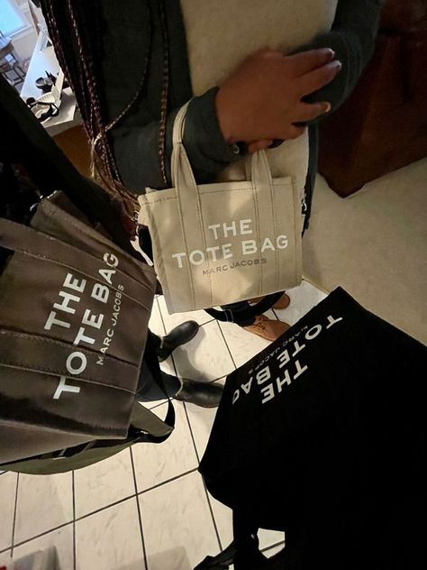 WHAT’S IN YOUR MARC JACOB TOTE BAG — VANITY STORIES Vestidos Sport, Tote Bag Outfit, Luxury Bags Collection, Purse Essentials, Medium Tote Bag, Handbag Essentials, Marc Jacobs Tote, Girly Bags, Tote Bag Black