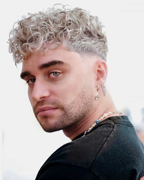 Blonde Hair Men, Platinum Blonde Hair Men, 2022 Haircut, Blonde Hair Tips, Blonde Man, Taper Fade Curly Hair, Haircuts Curly, Low Taper Fade, Perfect Blonde Hair